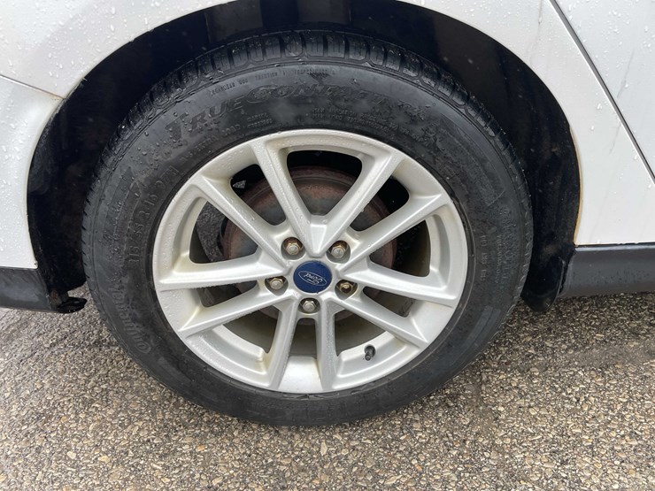 #1428-•-2015-white-ford-focus-se-sedan-(has-wi-title)-image-62