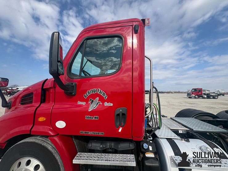 2015-freightliner-cascadia-113-image-13