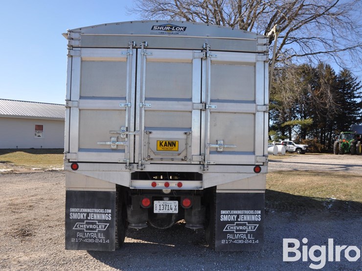 2007-freightliner-m2-106-image-6