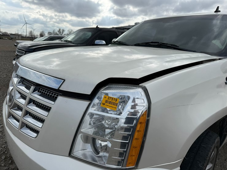 2011-cadillac-escalade-image-20