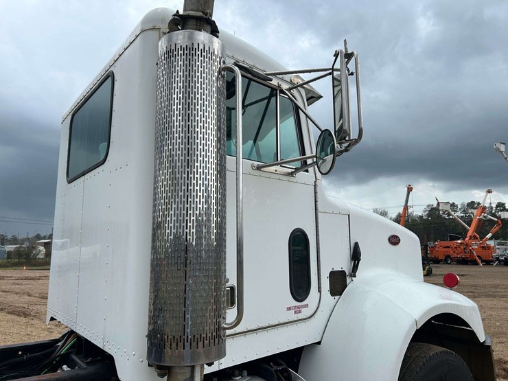 2001-peterbilt-330-image-10