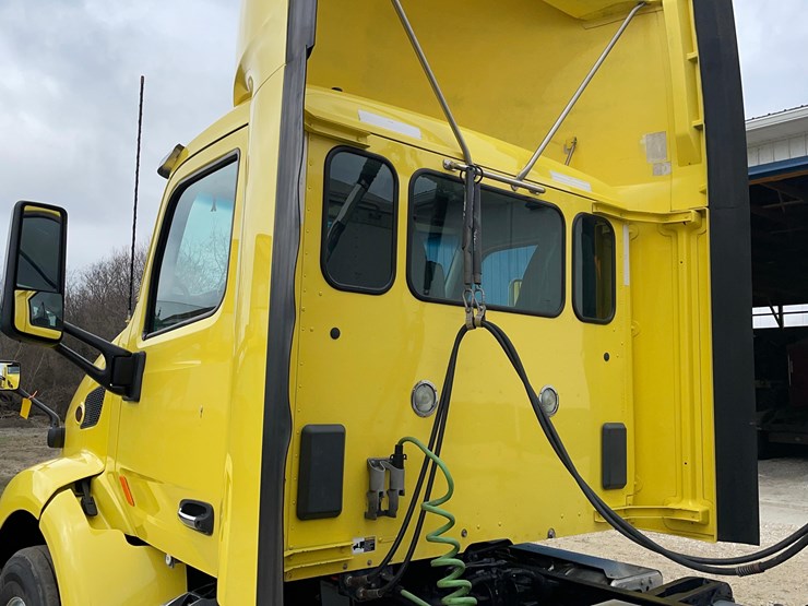 2017-peterbilt-579-image-7