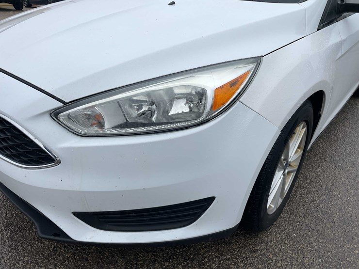 #1428-•-2015-white-ford-focus-se-sedan-(has-wi-title)-image-10