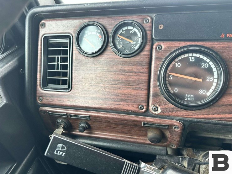 1999-freightliner-fld120-image-90