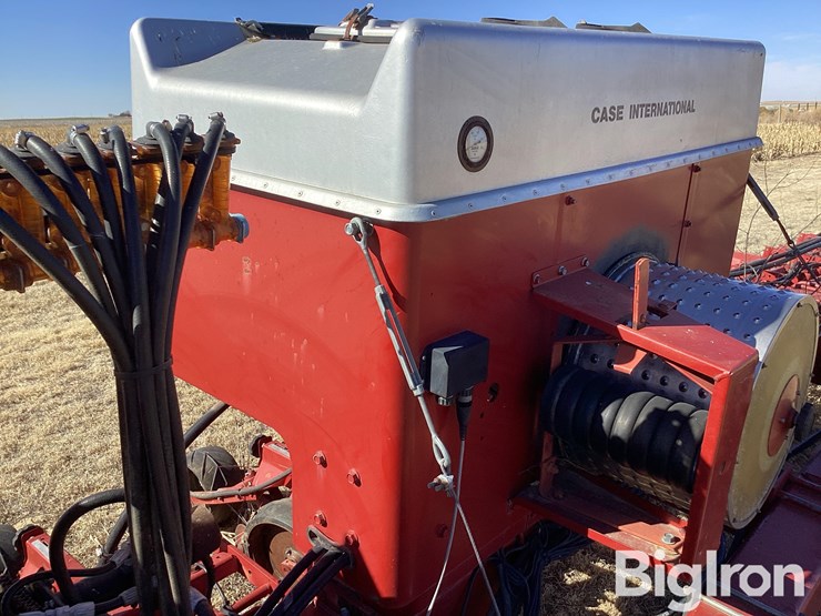 case-ih-16r30-planter-image-11