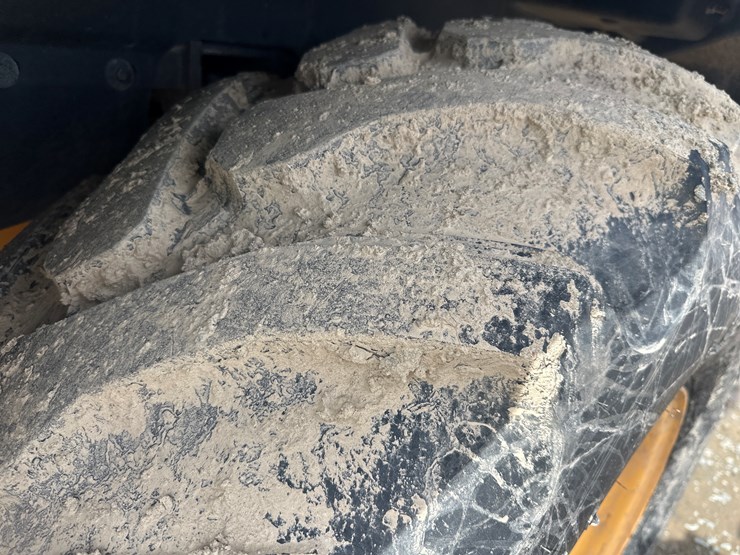 2012-volvo-bl70b-image-116