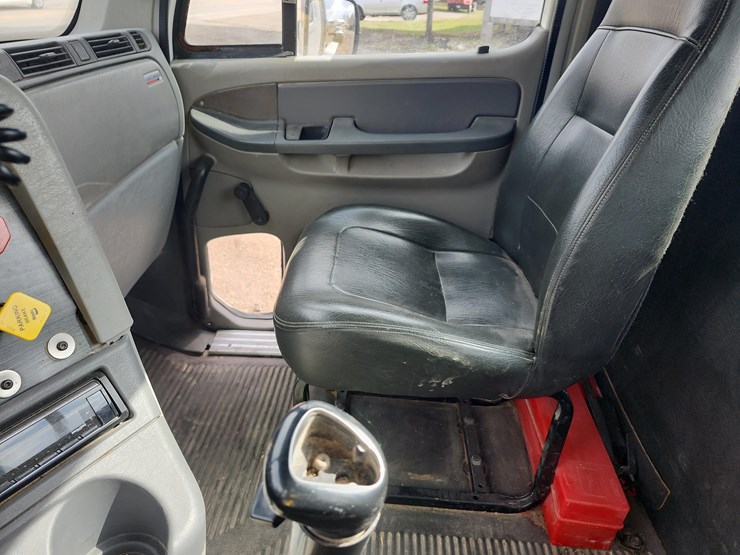 tag-#285,-freightliner-semi-image-26