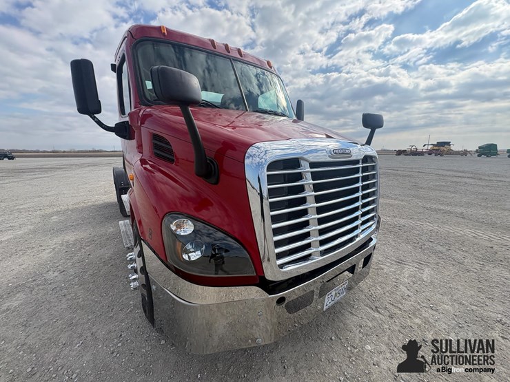 2015-freightliner-cascadia-113-image-17