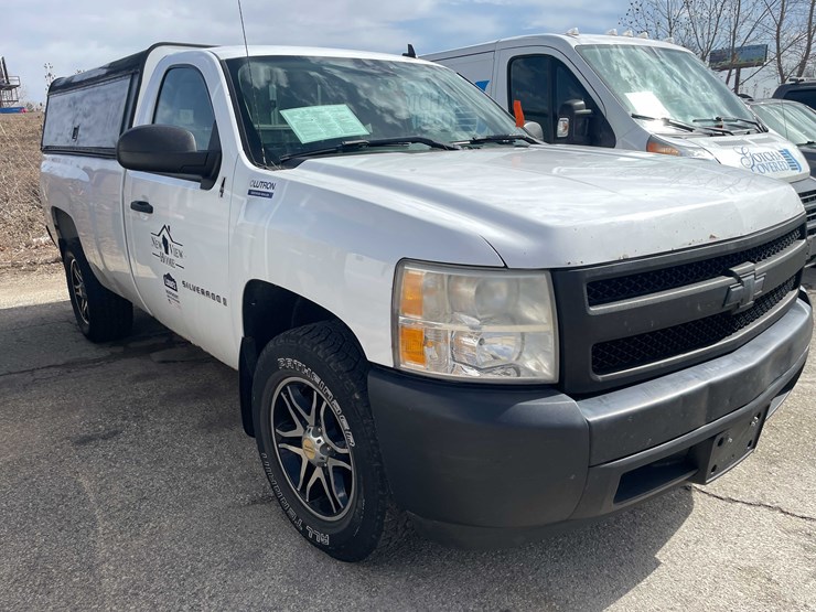 #1429-•-2008-white-chevy-silverado-(has-wi-title)-(of)-image-3