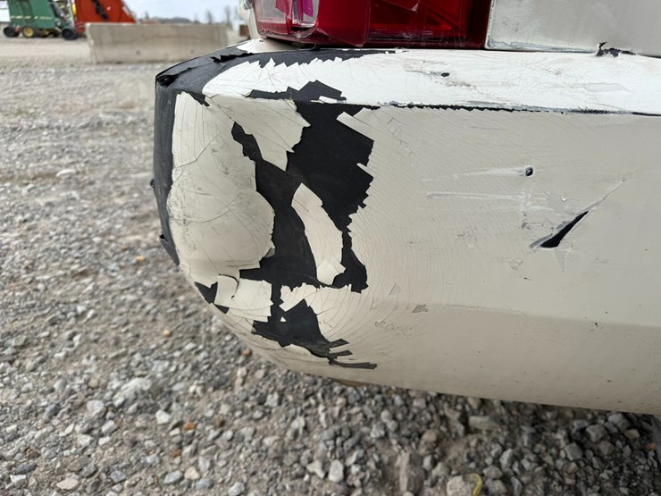 2011-cadillac-escalade-image-32