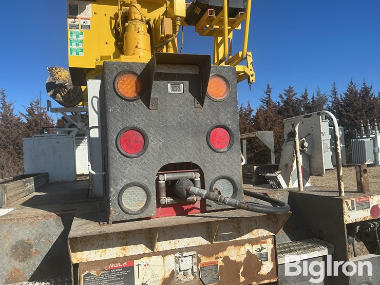 2009-freightliner-m2-106-image-14