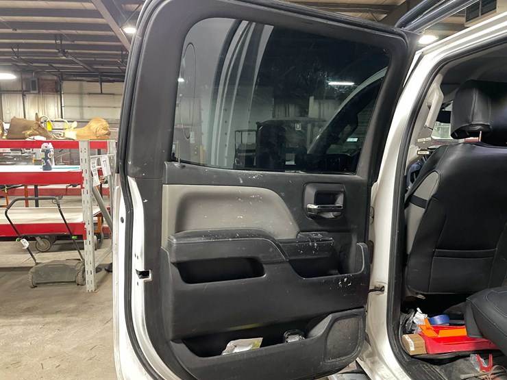 2015-chevrolet-silverado-2500hd-image-17