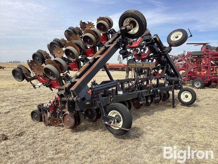 strip-cat-16r30-strip-till-machine-image-3