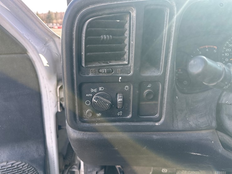 2005-gmc-3500-image-30