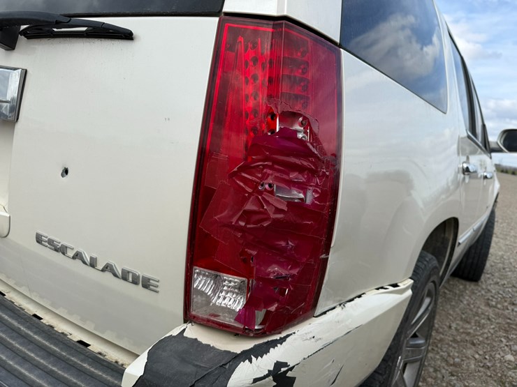 2011-cadillac-escalade-image-7