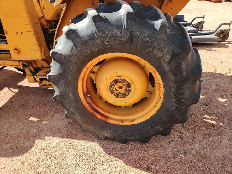 case-380-roadrunner-tractor-with-case-436-loader-image-21