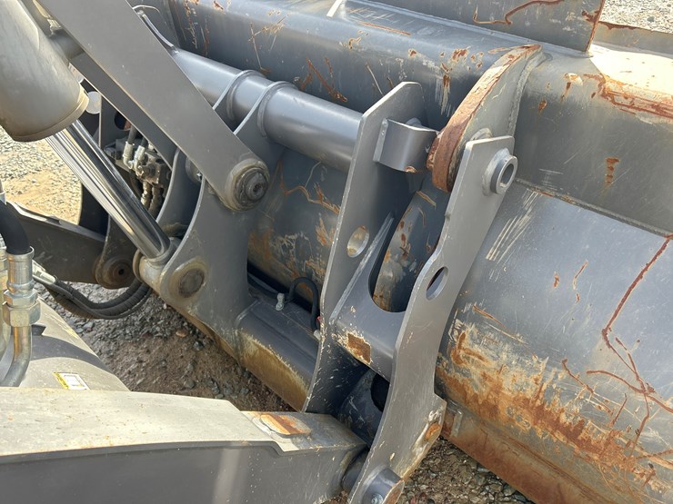 2012-volvo-bl70b-image-14