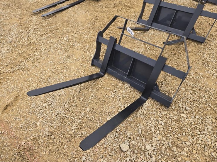 #8100-•-new-landhonor-mini-skid-steer-pallet-forks-image-4