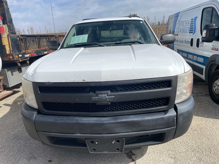 #1429-•-2008-white-chevy-silverado-(has-wi-title)-(of)-image-2