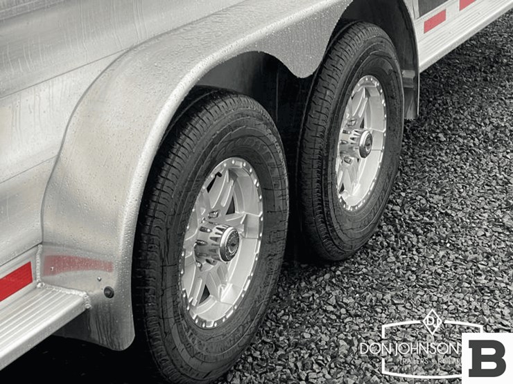 2024-featherlite-9600-7350-3-h-gooseneck-horse-trailer-image-11