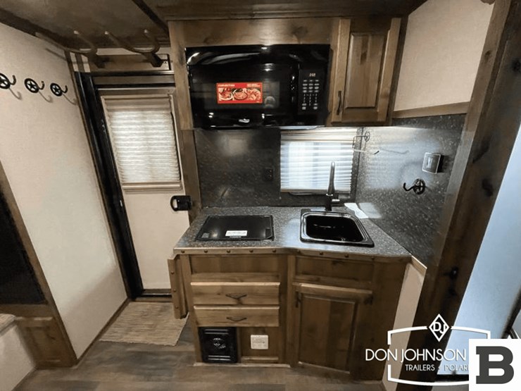 2024-trails-west-classic-lq-4-h-horse-trailer-image-27