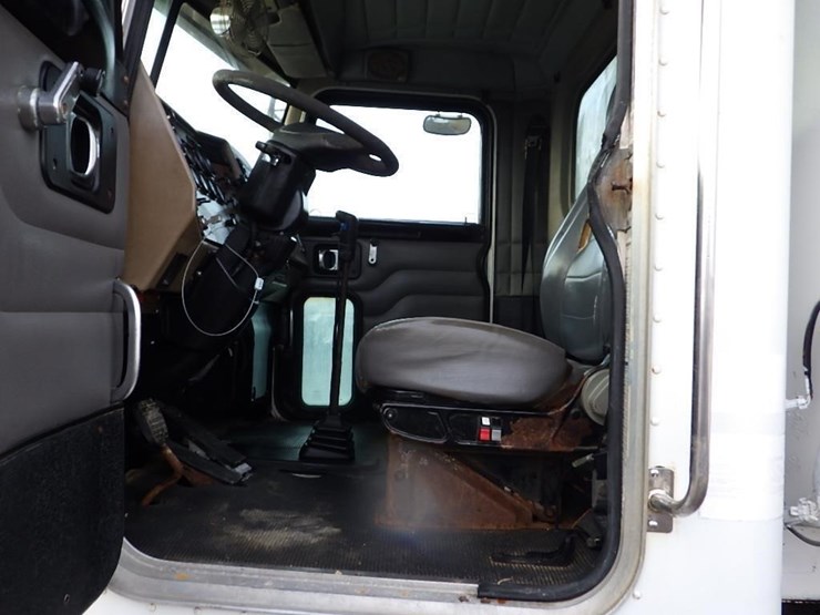 2007-peterbilt-335-image-21