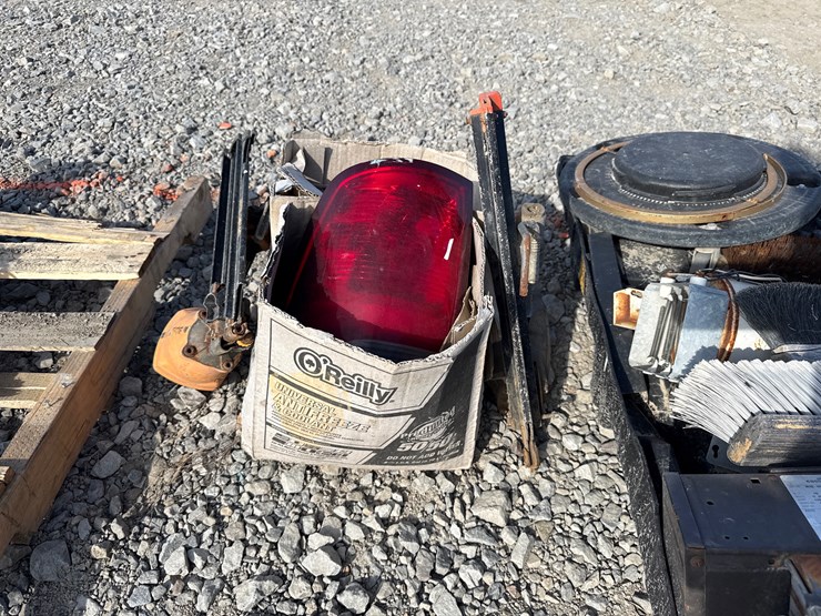 #33465-•-lot-of-tail-lights-&-(2)-air-nailers-inv#-33465-image-3