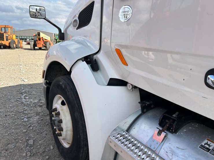 2016-peterbilt-579-image-43