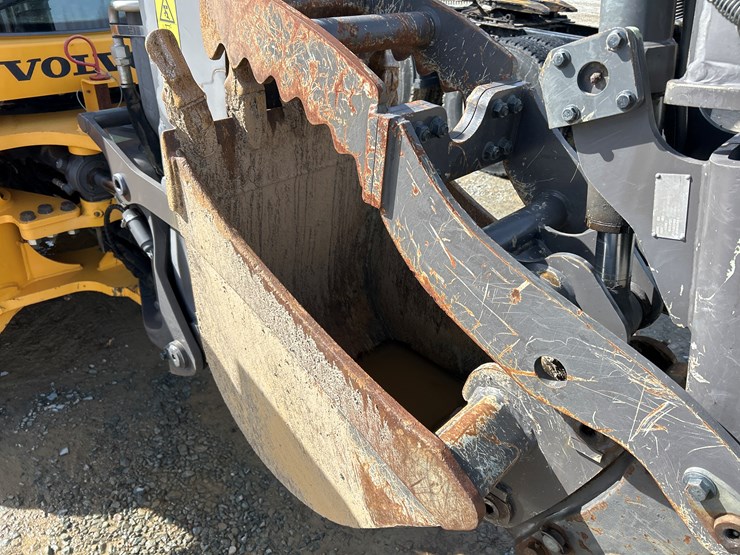 2012-volvo-bl70b-image-50