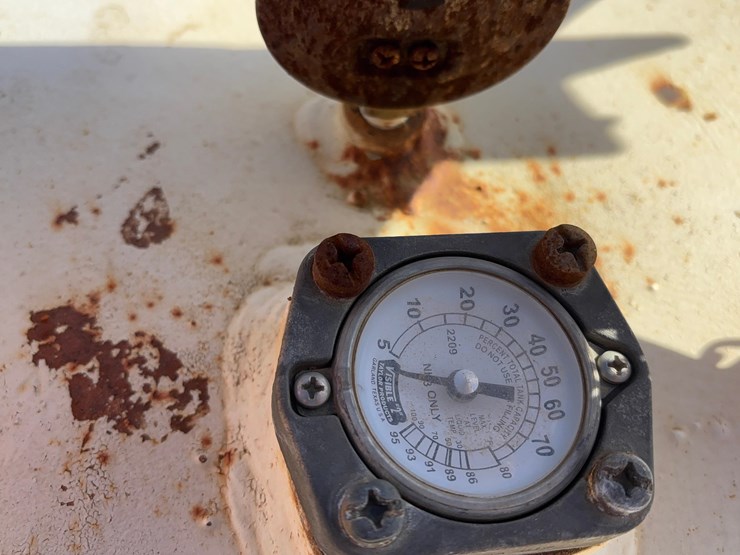 anhydrous-tank-with-trailer-image-11