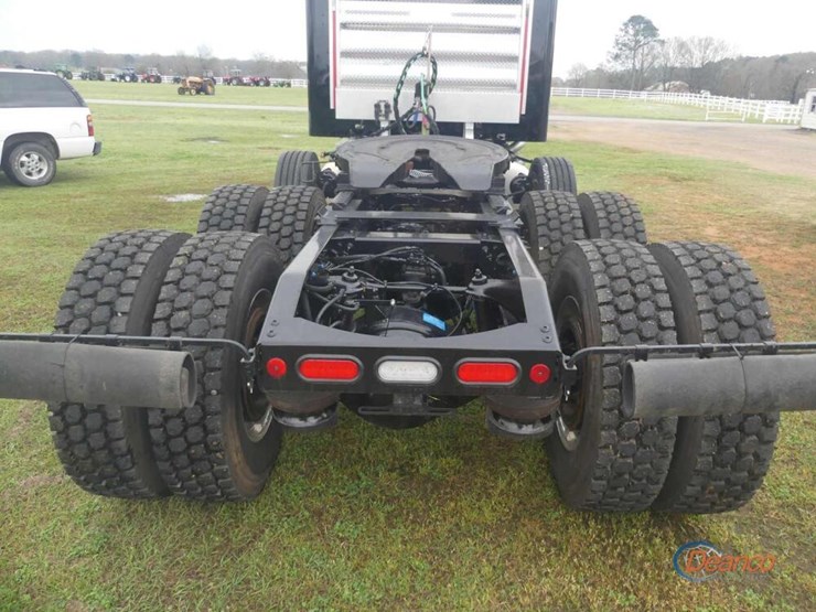 2025-peterbilt-567-image-8