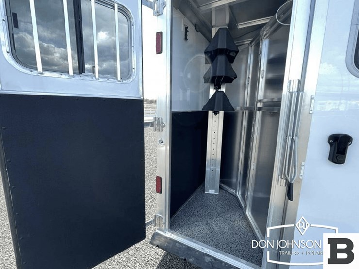 2023-featherlite-7541-304a-3-h-gooseneck-horse-trailer-image-10