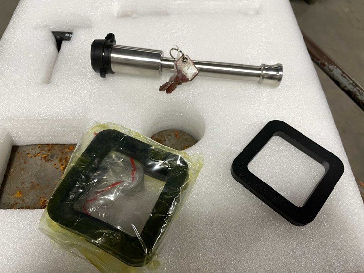 #2335-•-new-heavy-duty-trailer-hitch-(cw)-image-3