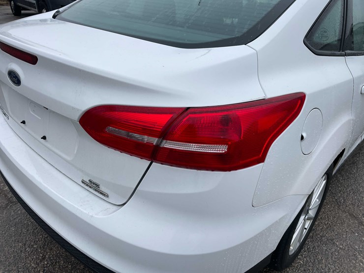 #1428-•-2015-white-ford-focus-se-sedan-(has-wi-title)-image-19