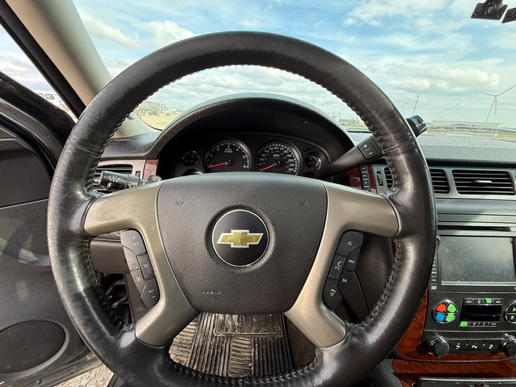 2014-chevrolet-tahoe-image-33