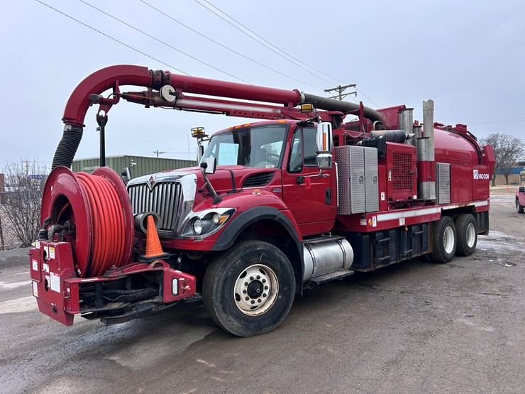 #1690-•-2013-international-7500-6x4-hydro-excavation-truck-image-1