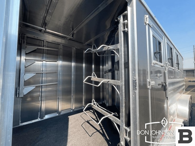2024-featherlite-9600-7350-3-h-gooseneck-horse-trailer-image-15
