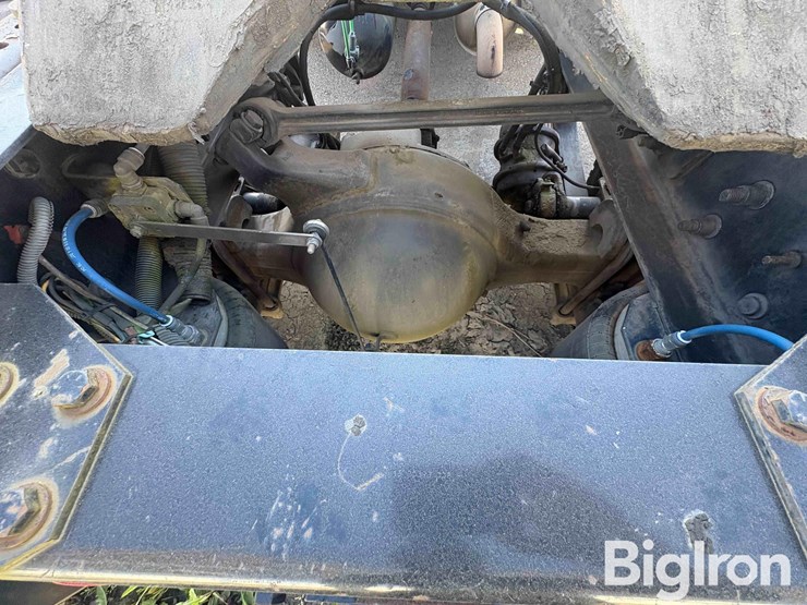 2005-freightliner-m2-106-image-12