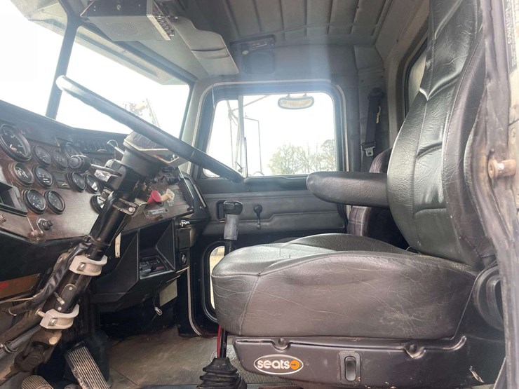 1994-peterbilt-378-image-10
