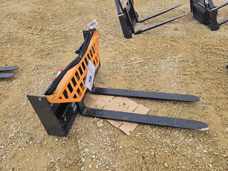 #8095-•-new-landhonor-48"-skid-steer-pallet-forks-image-2