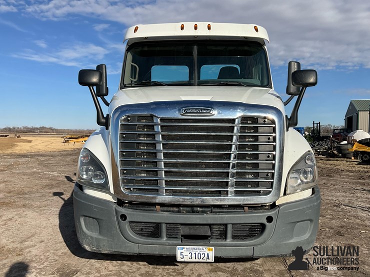 2016-freightliner-cascadia-125-image-2