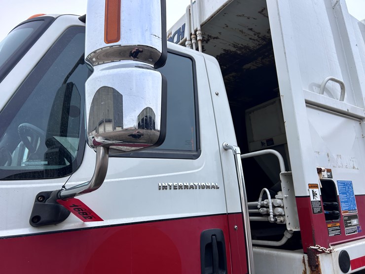 international-7400-image-12