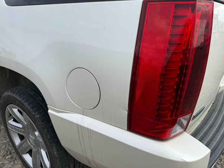 2011-cadillac-escalade-image-13