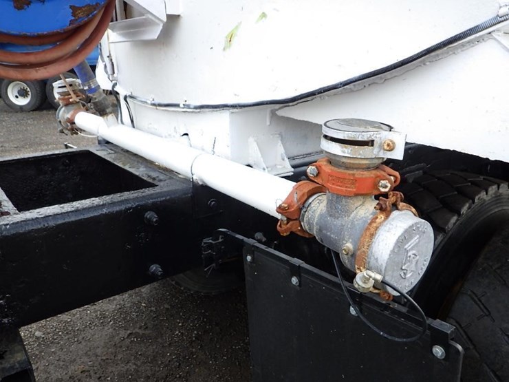 2007-peterbilt-335-image-12