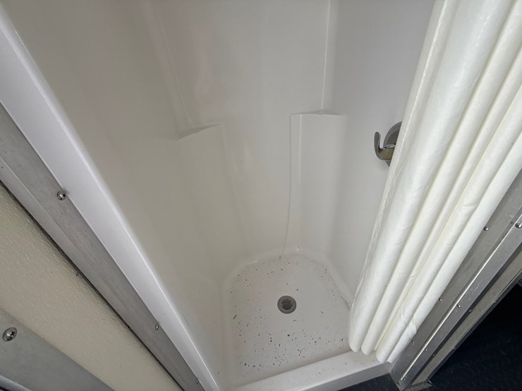 #38234-•-2012-comforts-of-home-22'-t/a-(3)-stall-mobile-shower-&-bathroom-4c9tn2225cm081303-inv#-38234-image-25