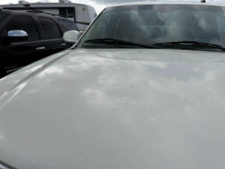 2011-cadillac-escalade-image-23