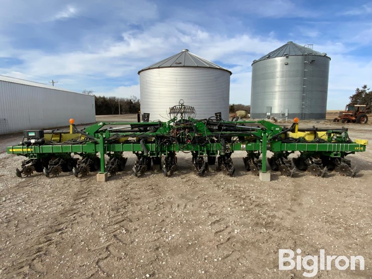 2018-john-deere-1725-image-2