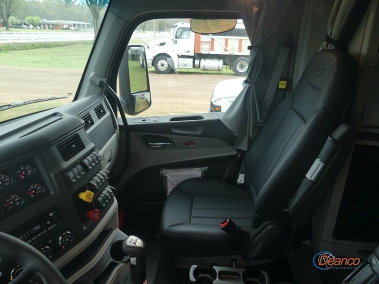 2025-peterbilt-567-image-19