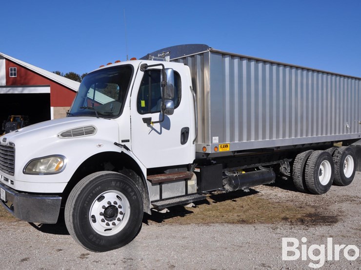 2007-freightliner-m2-106-image-1