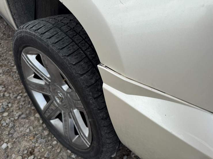 2011-cadillac-escalade-image-26